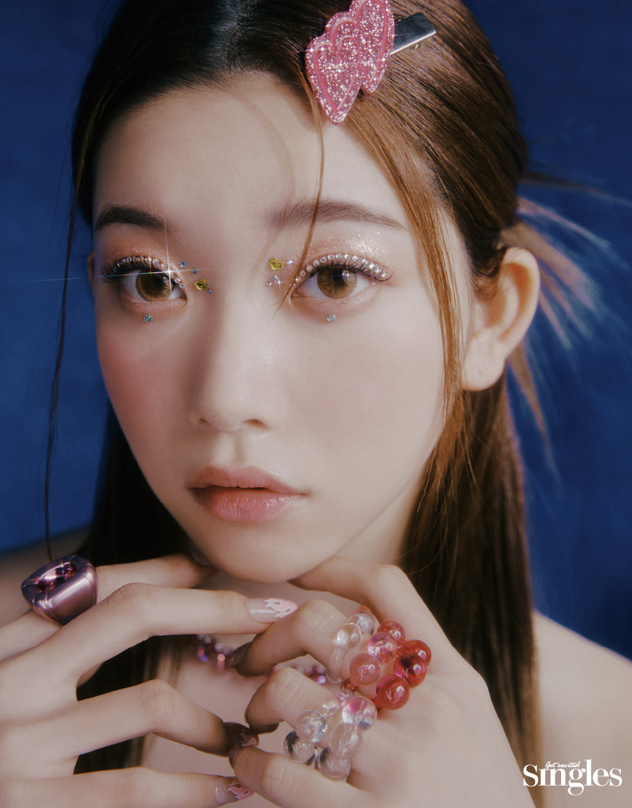 빌리 츠키가 렌즈미의 메이크오버 트렌디 위키 브라운을 착용하고 촬영한 싱글즈 화보